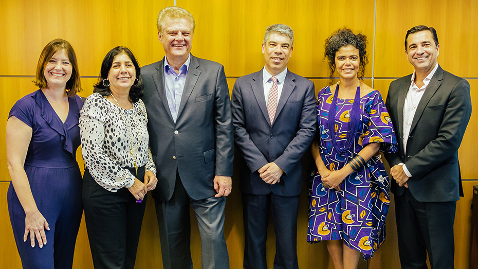 Da esquerda para direita: a supervisora de Inclusão Social do CIEE, Lilene Ruy, a superintendente Executiva Voluntária da Somos CIEE, Maria Nilce Mota, o superintendente Geral, Humberto Casagrande, o procurador-chefe do Ministério Público do Trabalho em São Paulo, João Eduardo de Amorim, a procuradora Elisiane do Santos e o superintendente Nacional de Atendimento do CIEE, Luiz Gustavo Coppola.