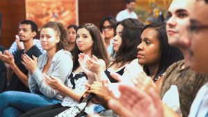 Jovens estudantes no teatro do CIEE